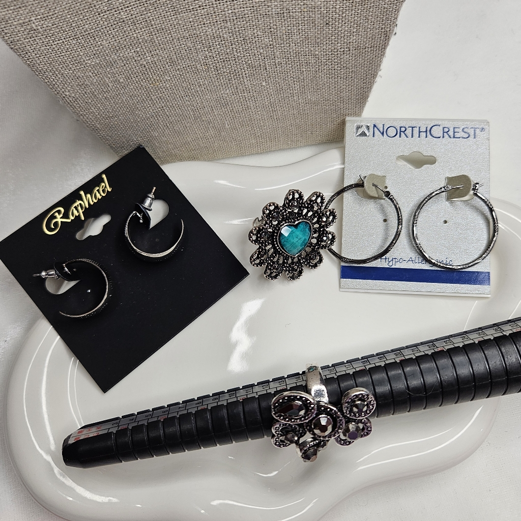 Women's Set Of 2 Pairs Of Earrings 2 Rings Lot Of 4 Pieces Silver Tone